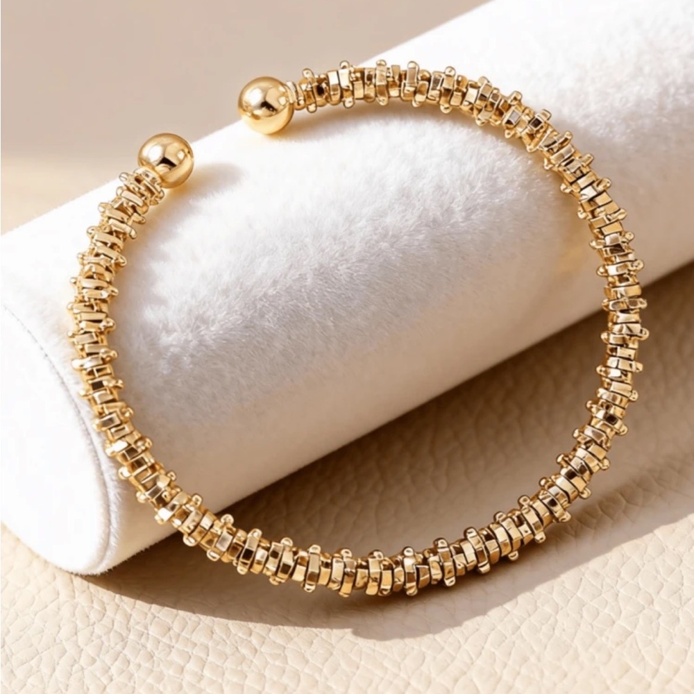 Elegant Gold Adjustable Bracelet